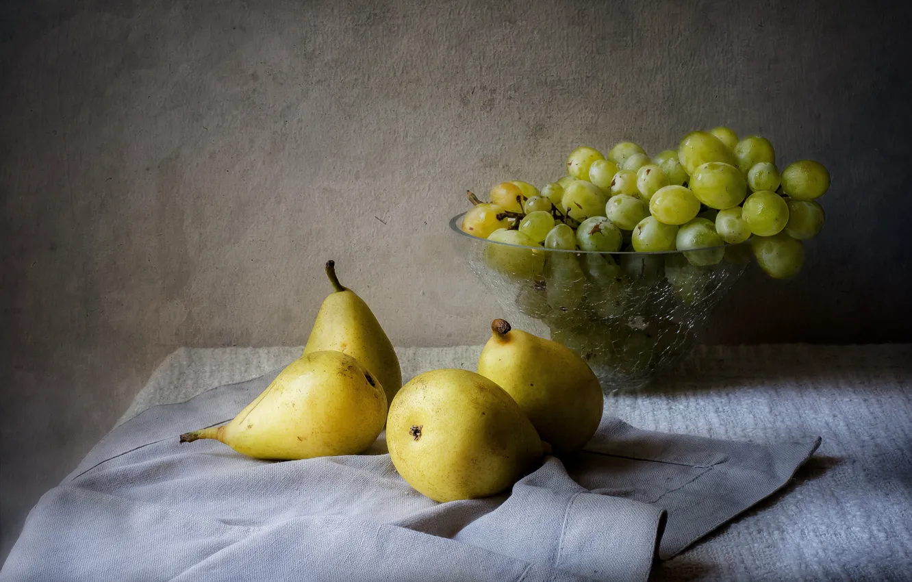 Фото обои стол, полотенце, желтые, виноград, фрукты, натюрморт, груши, вазочка