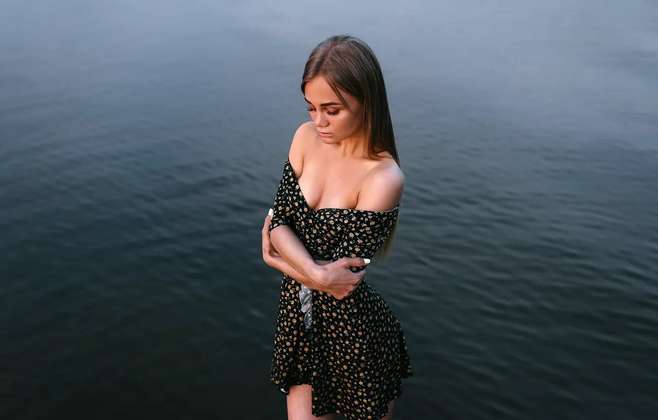 Фото обои поза, река, модель, портрет, макияж, фигура, платье, прическа