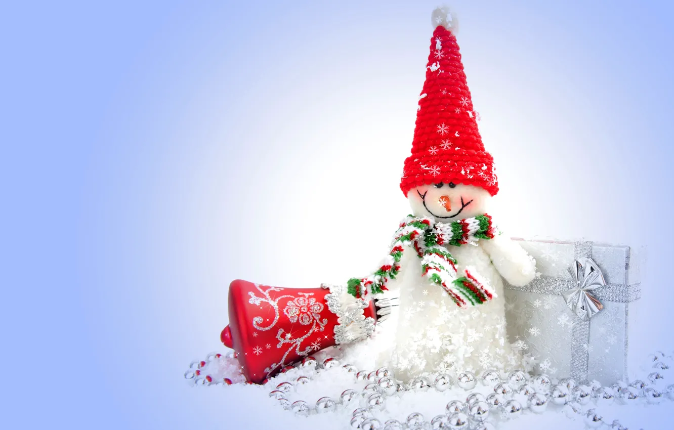 Фото обои праздник, подарок, бусы, снеговик, колокольчик, колпак