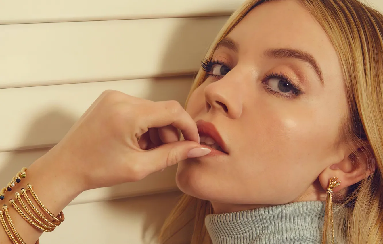 Фото обои взгляд, девушка, лицо, поза, фото, макияж, браслет, Sydney Sweeney