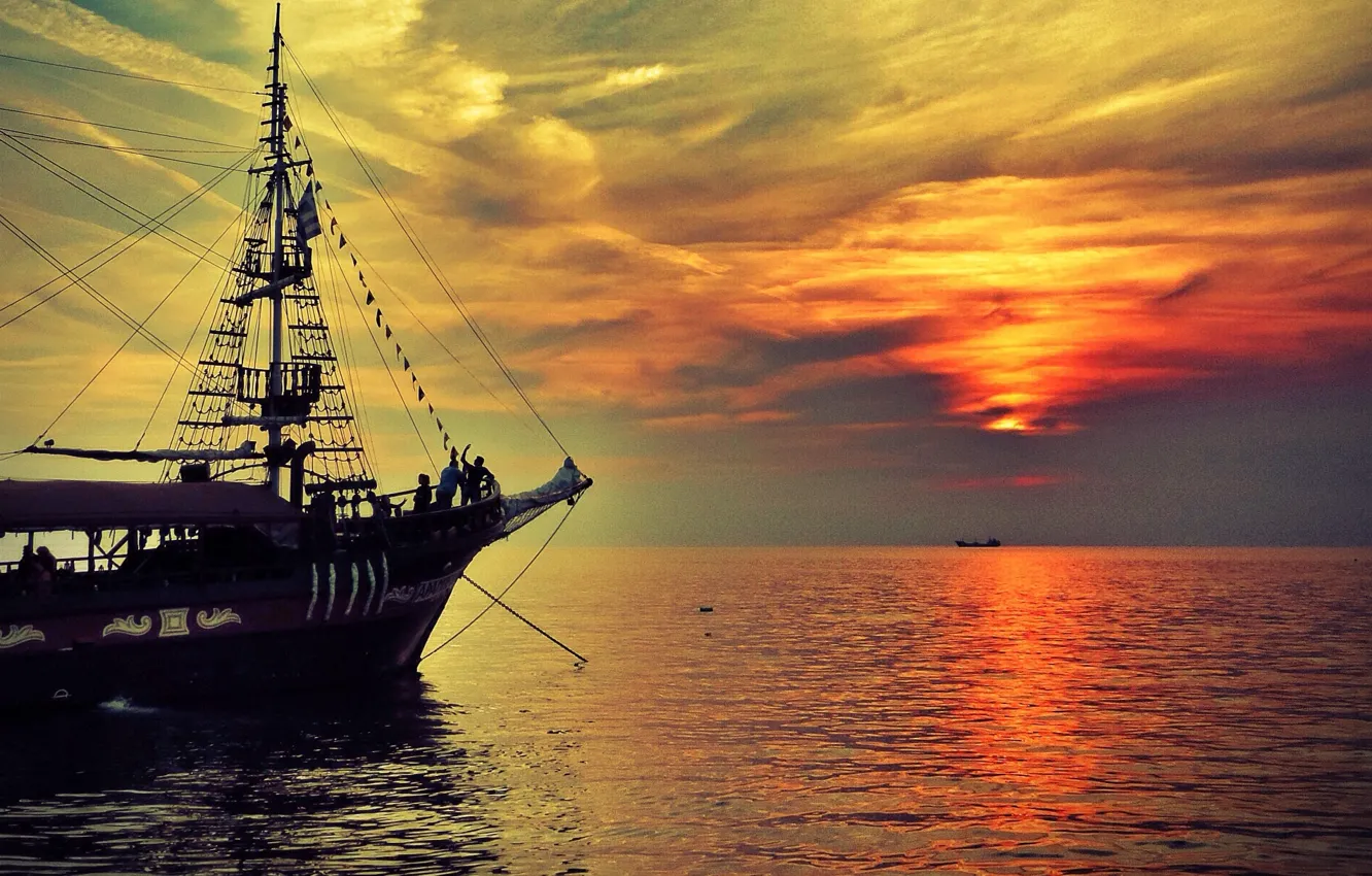 Фото обои море, закат, люди, корабль, вечер, на якоре