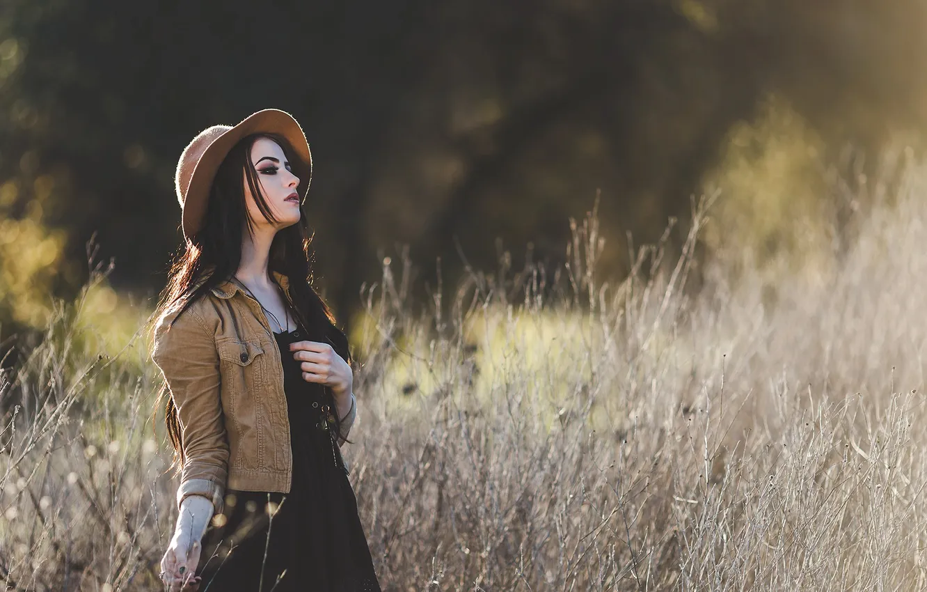 Фото обои поле, девушка, шляпа, макияж, куртка, джинсовка