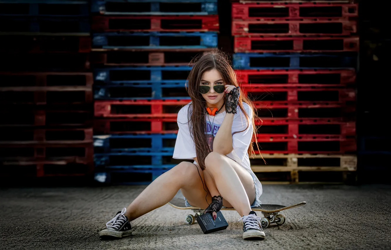 Фото обои music, girl, player, urban, skateboard, sitting, toshiba