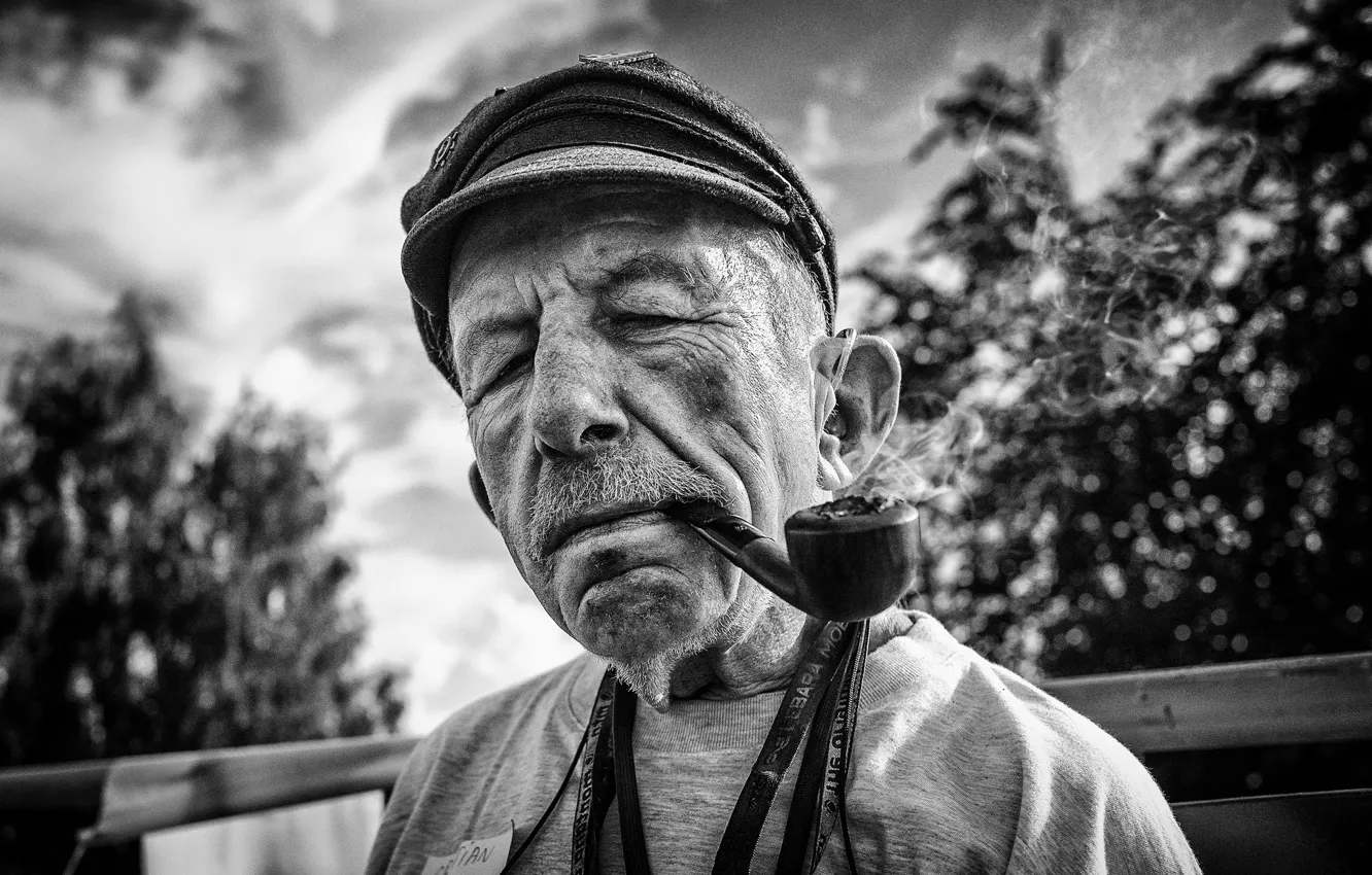 Фото обои smoking, cigar, direct gaze, older man