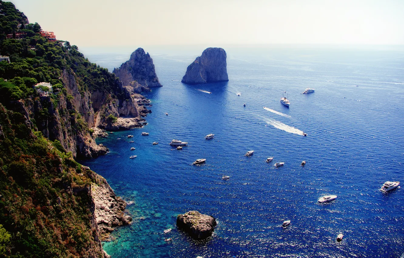 Фото обои берег, Италия, катера, огромные, пароходы, захватывающие дух скалы, выступающие из глубин моря, удивительный пейзаж
