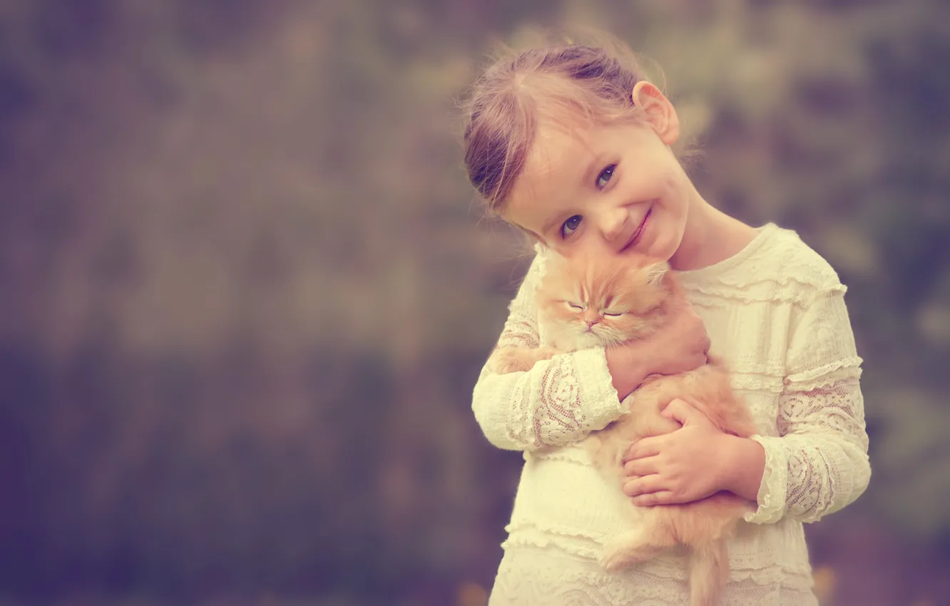 Фото обои улыбка, настроение, девочка, котёнок, друзья, рыжий котёнок
