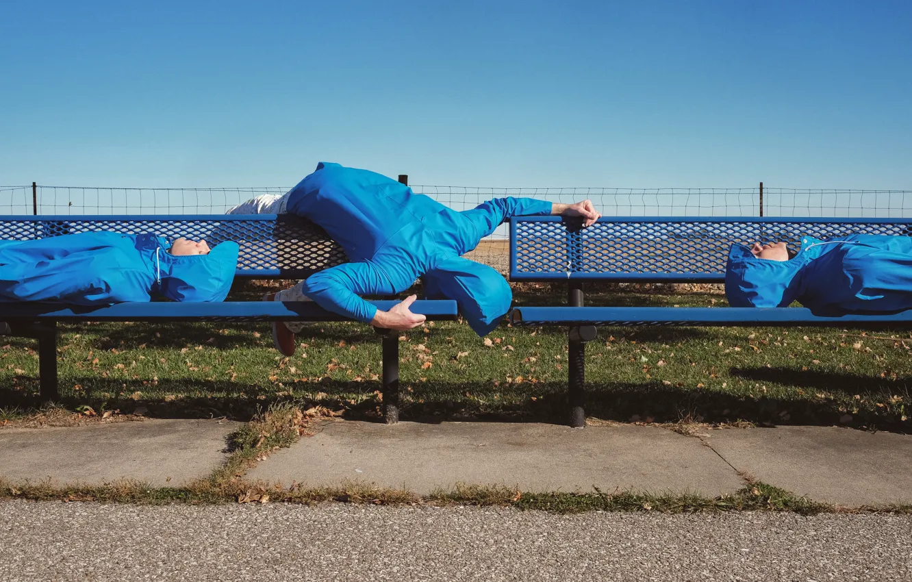 Фото обои люди, скамейки, лежат, люди в синем