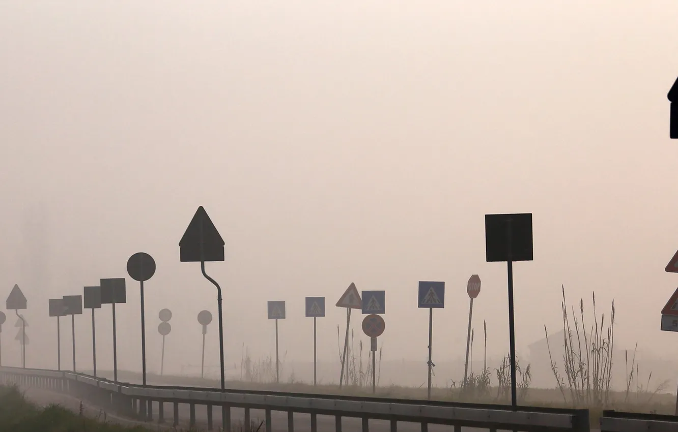 Фото обои дорога, туман, знаки