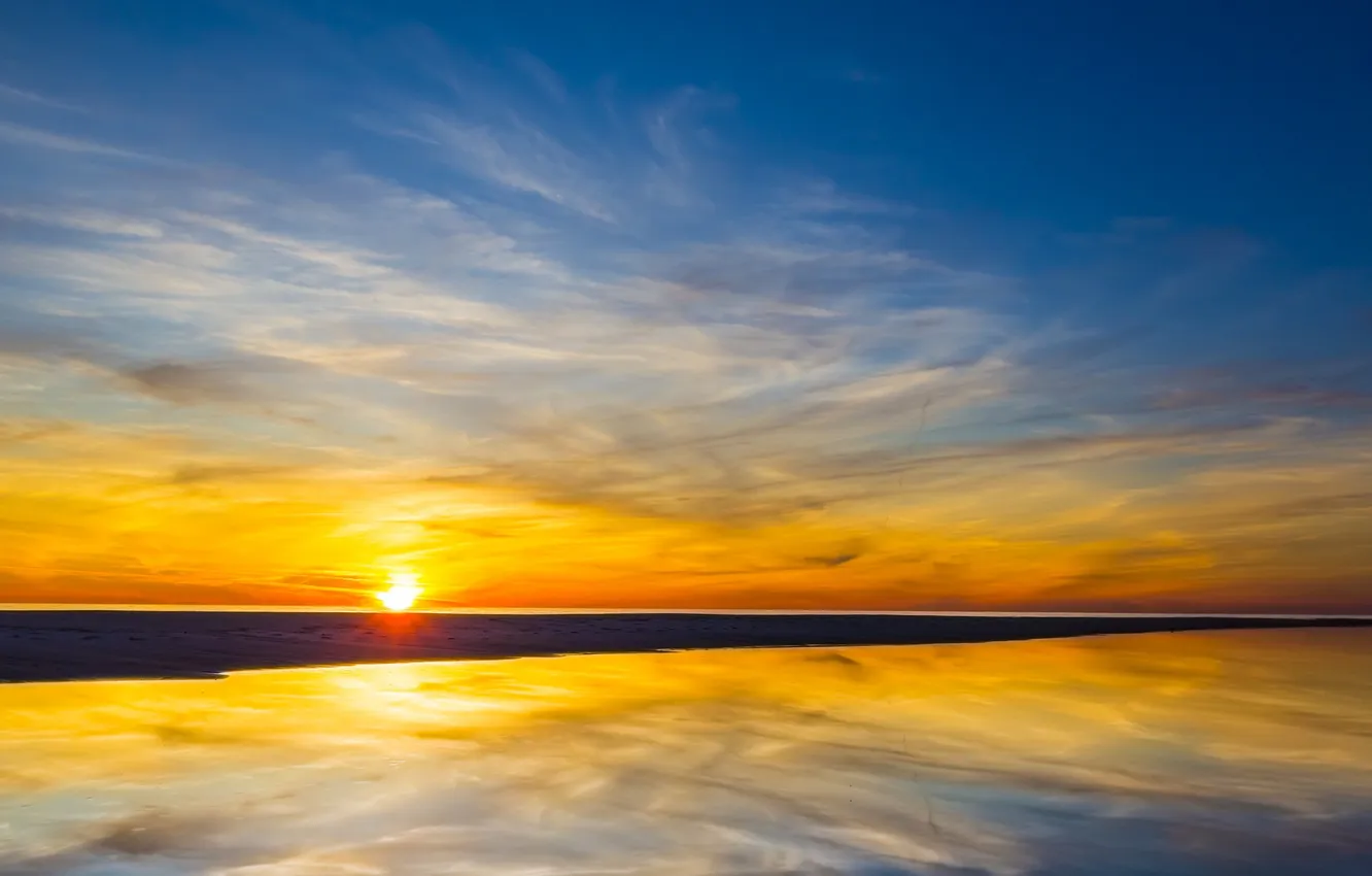 Фото обои пляж, небо, облака, озеро, отражение, восход, зеркало