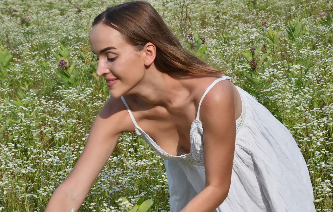 Фото обои dress, field, woman, young, smile, brown, flowers, model