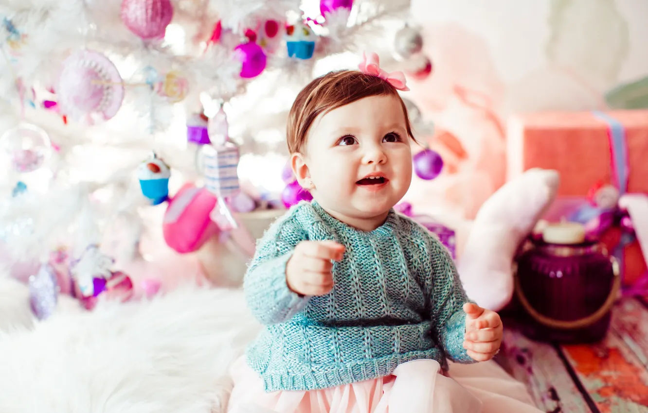 Фото обои ребенок, Рождество, девочка, Новый год, малышка, новогодние украшения, новогодняя ёлка