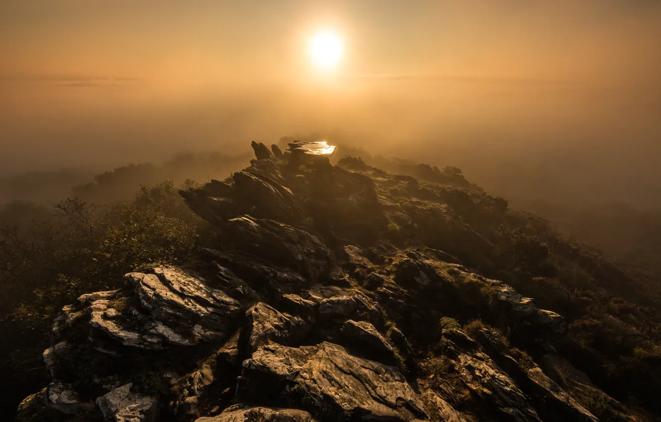 Фото обои солнце, горы, туман, камни, скалы, рассвет