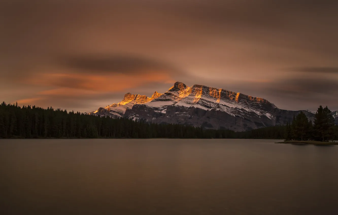Фото обои лес, небо, облака, отражения, горы, озеро, Канада, Национальный парк Банф