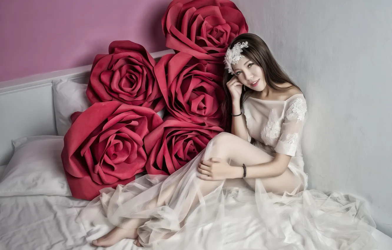Фото обои девушка, цветы, настроение, модель, кровать, розы, платье, азиатка