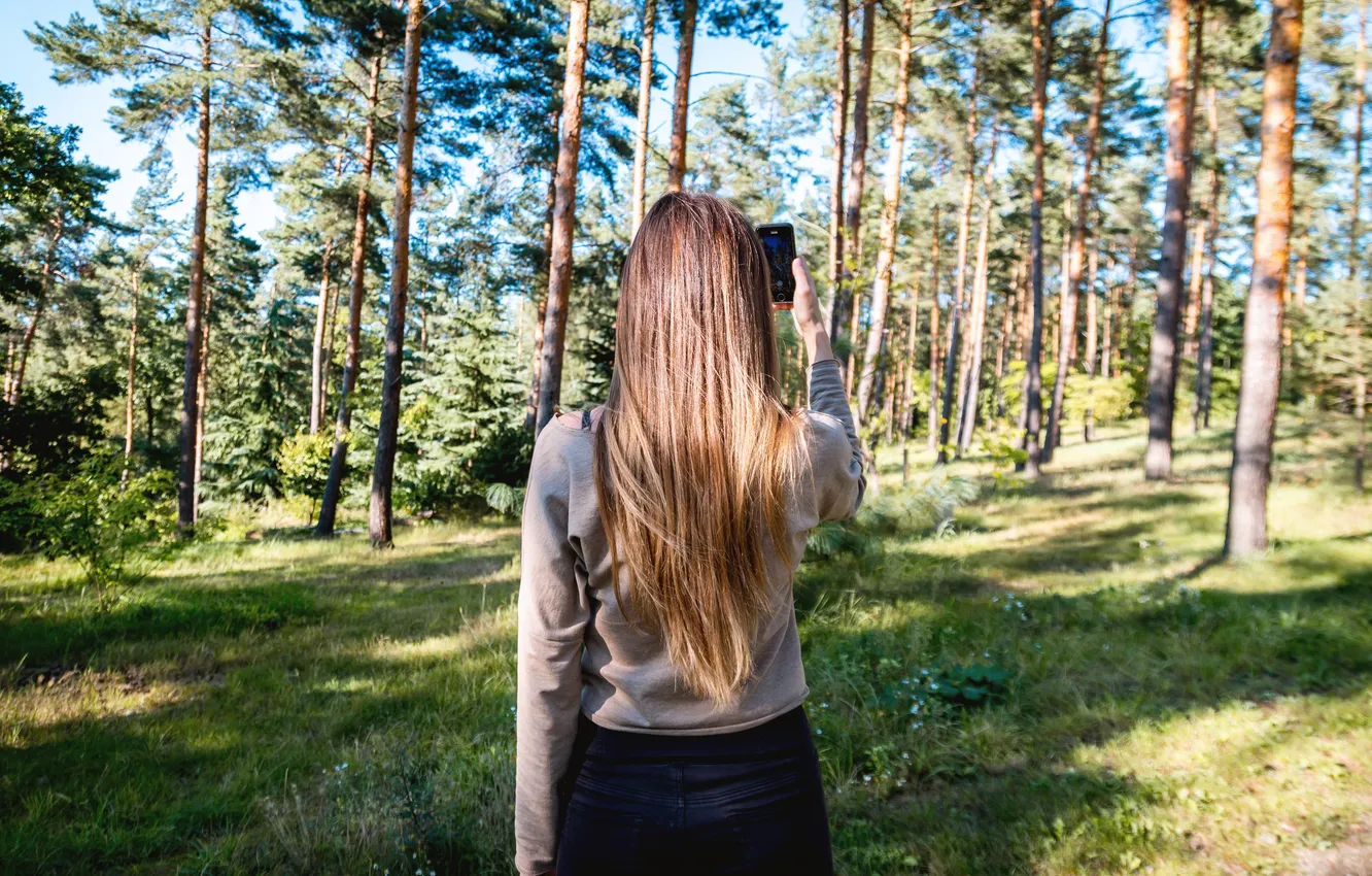 Фото обои девушка, деревья, природа, волосы, спина, смартфон