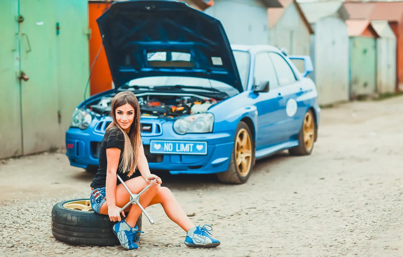 Фото обои авто, взгляд, девушка, Subaru, ключ, прическа, красивая девушка