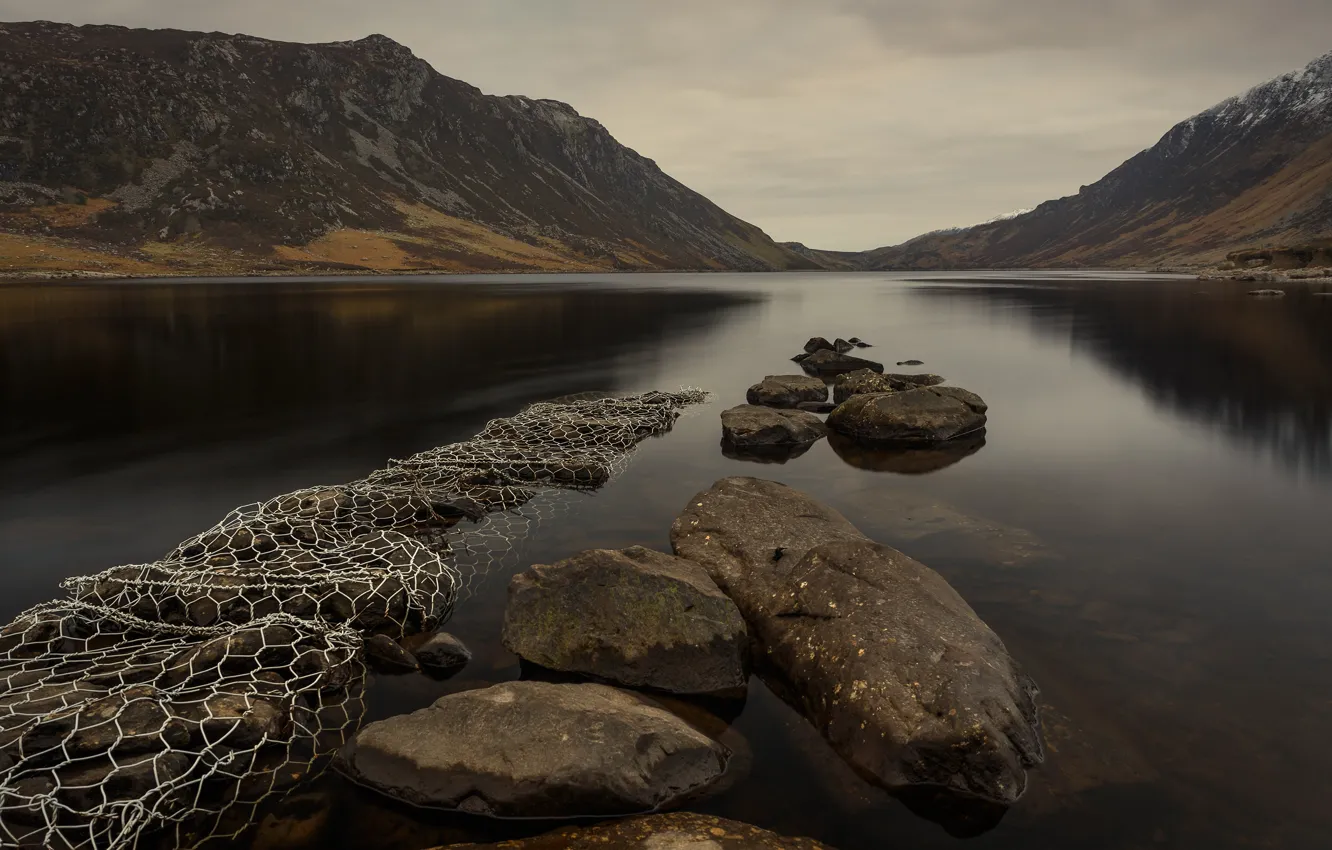 Фото обои горы, озеро, камни, пасмурно, берег, сеть, склон, водоем