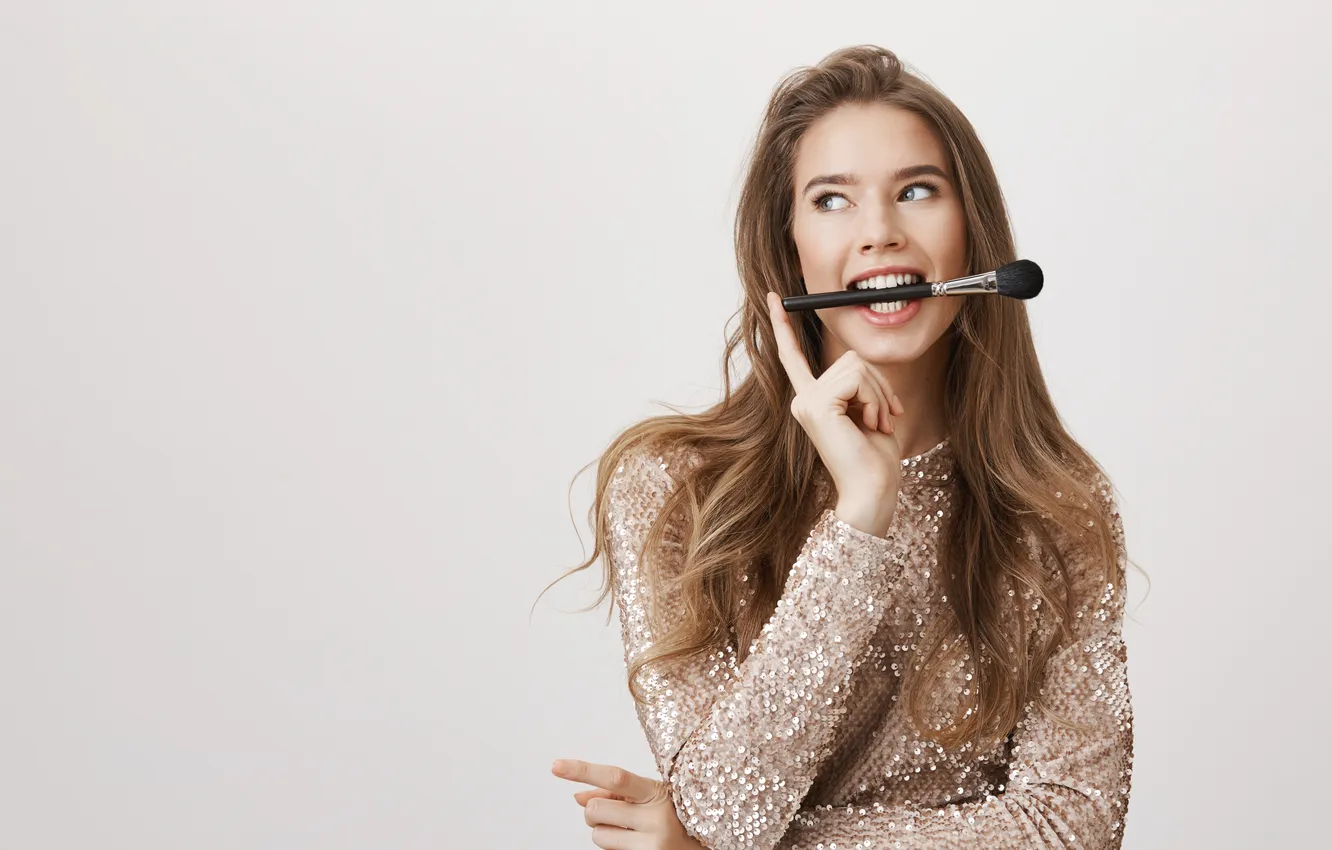 Фото обои woman, away, look, attractive, brush, mouth, hold