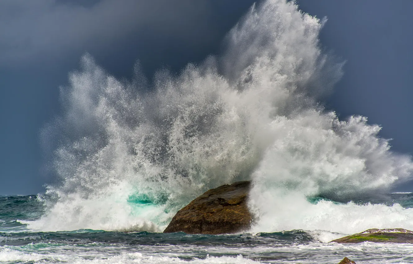 Фото обои море, брызги, шторм, скала, волна