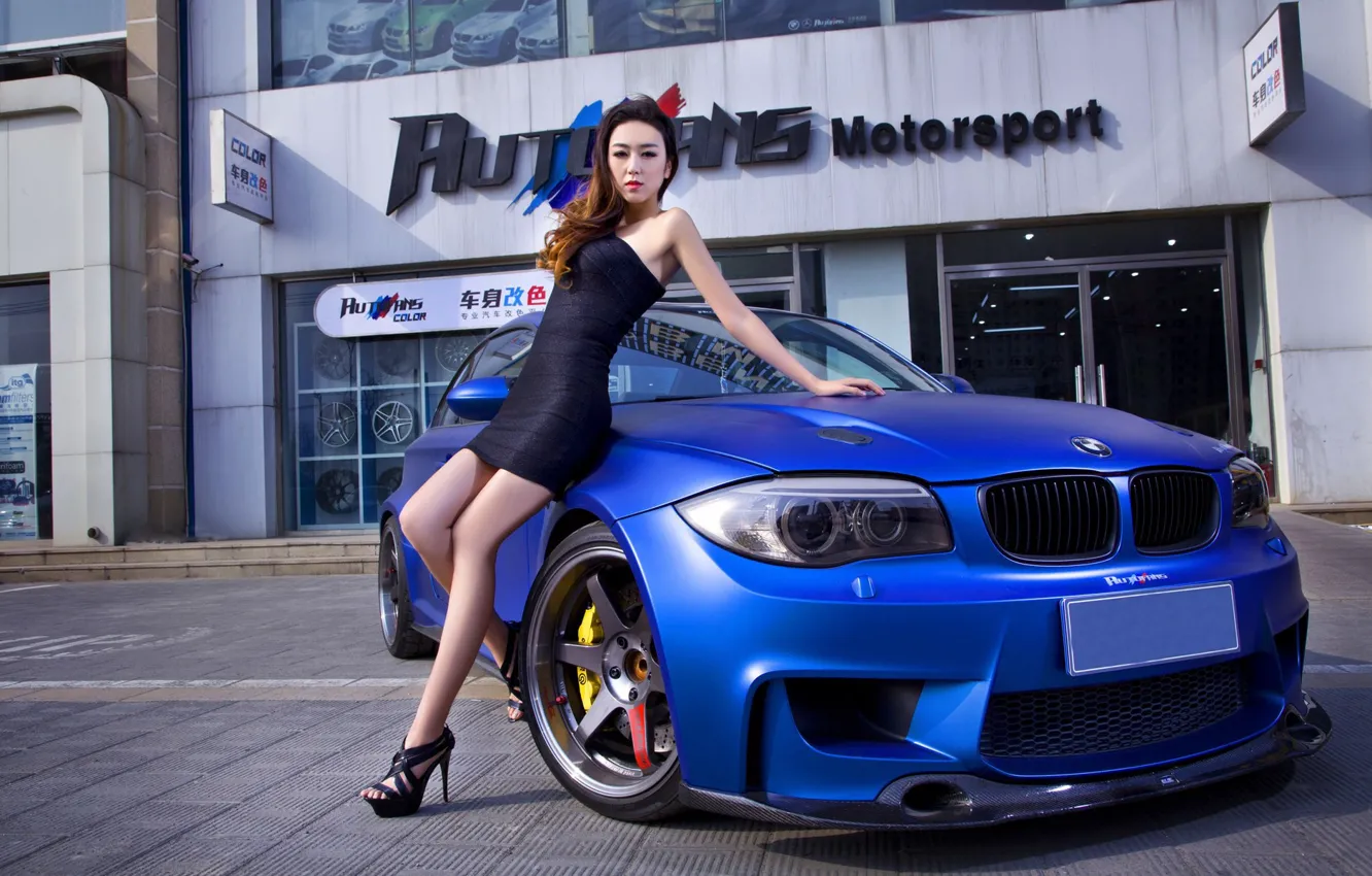 Фото обои взгляд, Девушки, BMW, прическа, азиатка, красивая девушка, синий авто
