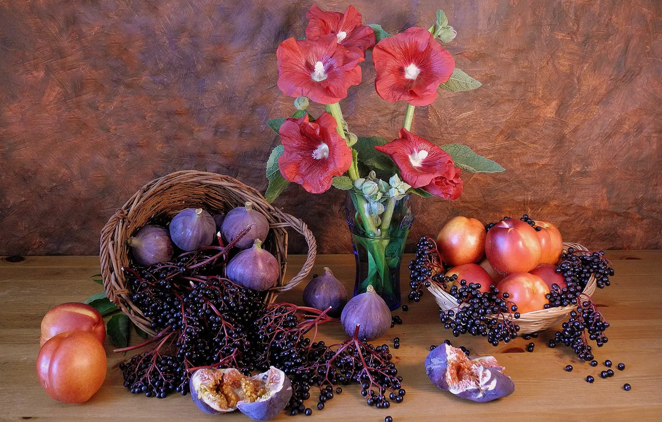 Фото обои цветы, ягоды, ваза, фрукты, натюрморт, нектарин, инжир, мальвы