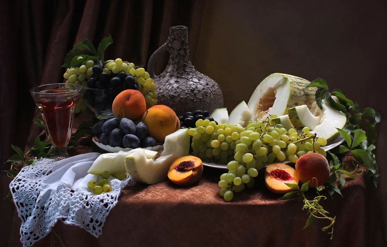Фото обои вино, бокал, виноград, фрукты, натюрморт, персики, сливы, дыня