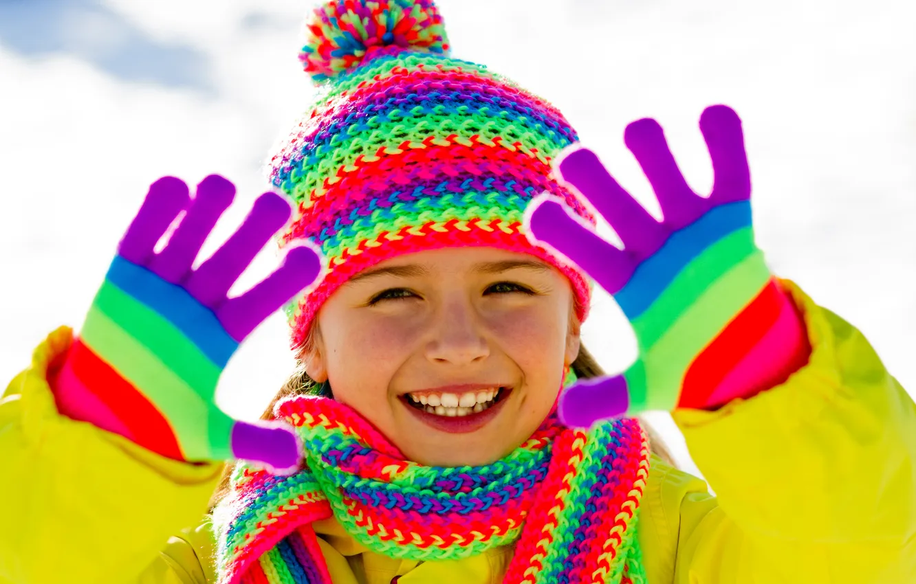 Фото обои зима, снег, радость, шарф, ребёнок, шапочка, яркость, помпон