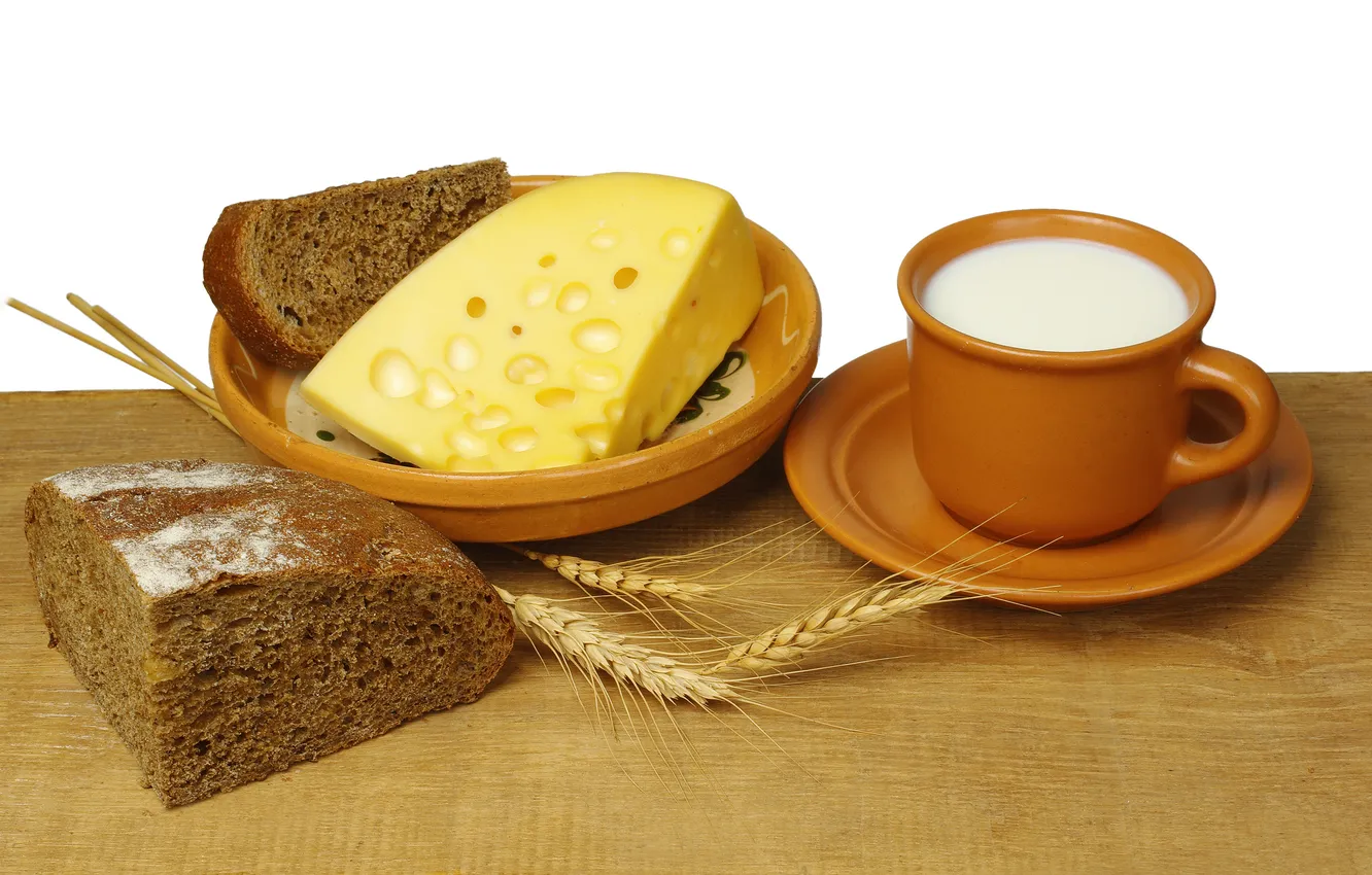 Фото обои стол, сыр, молоко, тарелка, чашка, блюдце, чёрный хлеб, аппетитно