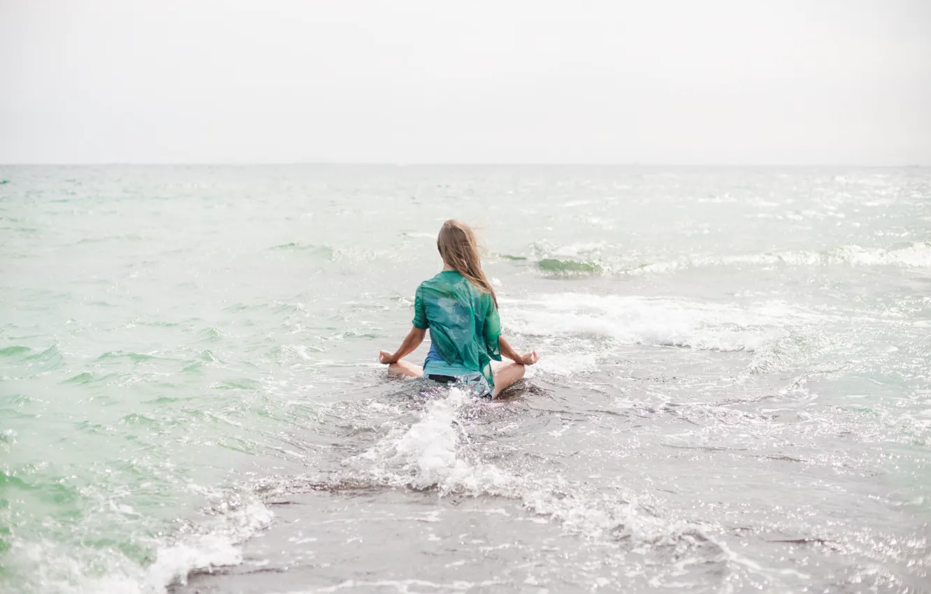 Фото обои море, девушка, блондинка, йога, прибой