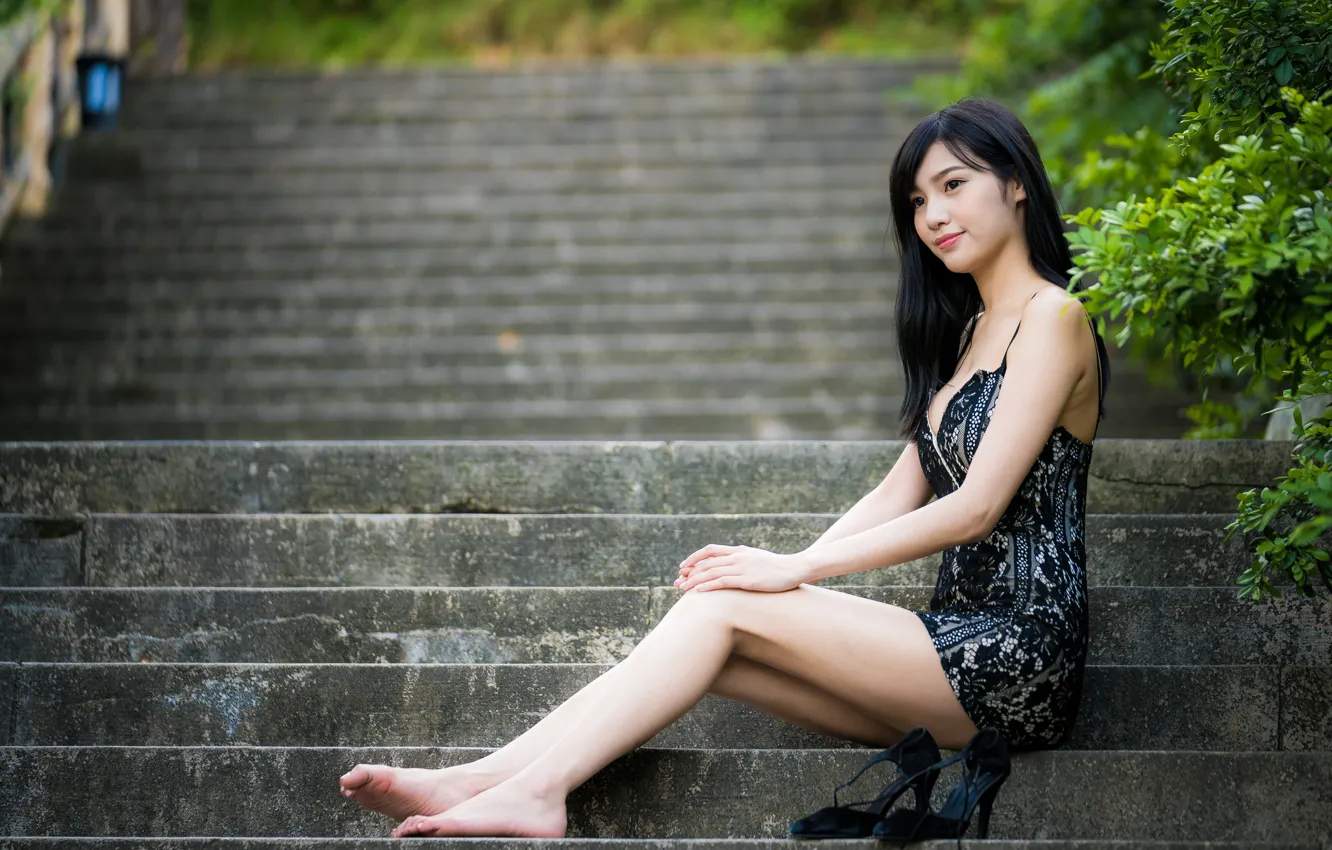 Фото обои брюнетка, лестница, ступеньки, ножки, азиатка, сидит, платьице