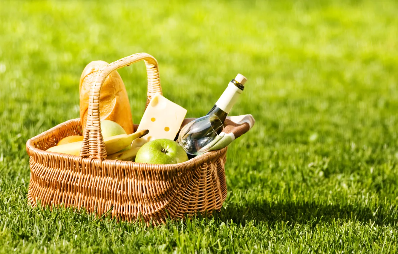 Фото обои зелень, трава, солнце, корзина, поляна, яблоки, бокал, бутылка