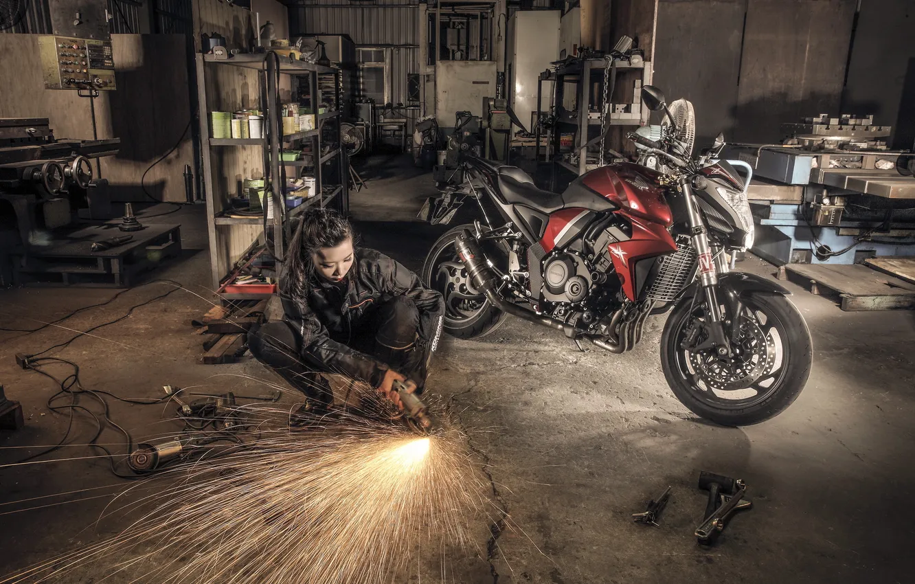 Фото обои девушка, гараж, мотоцикл