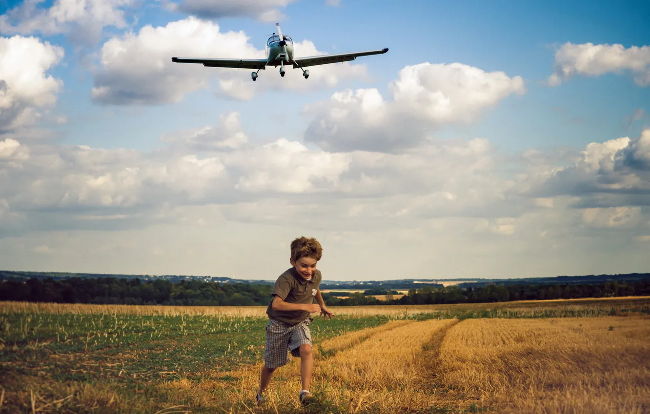 Фото обои поле, настроение, мальчик, самолёт