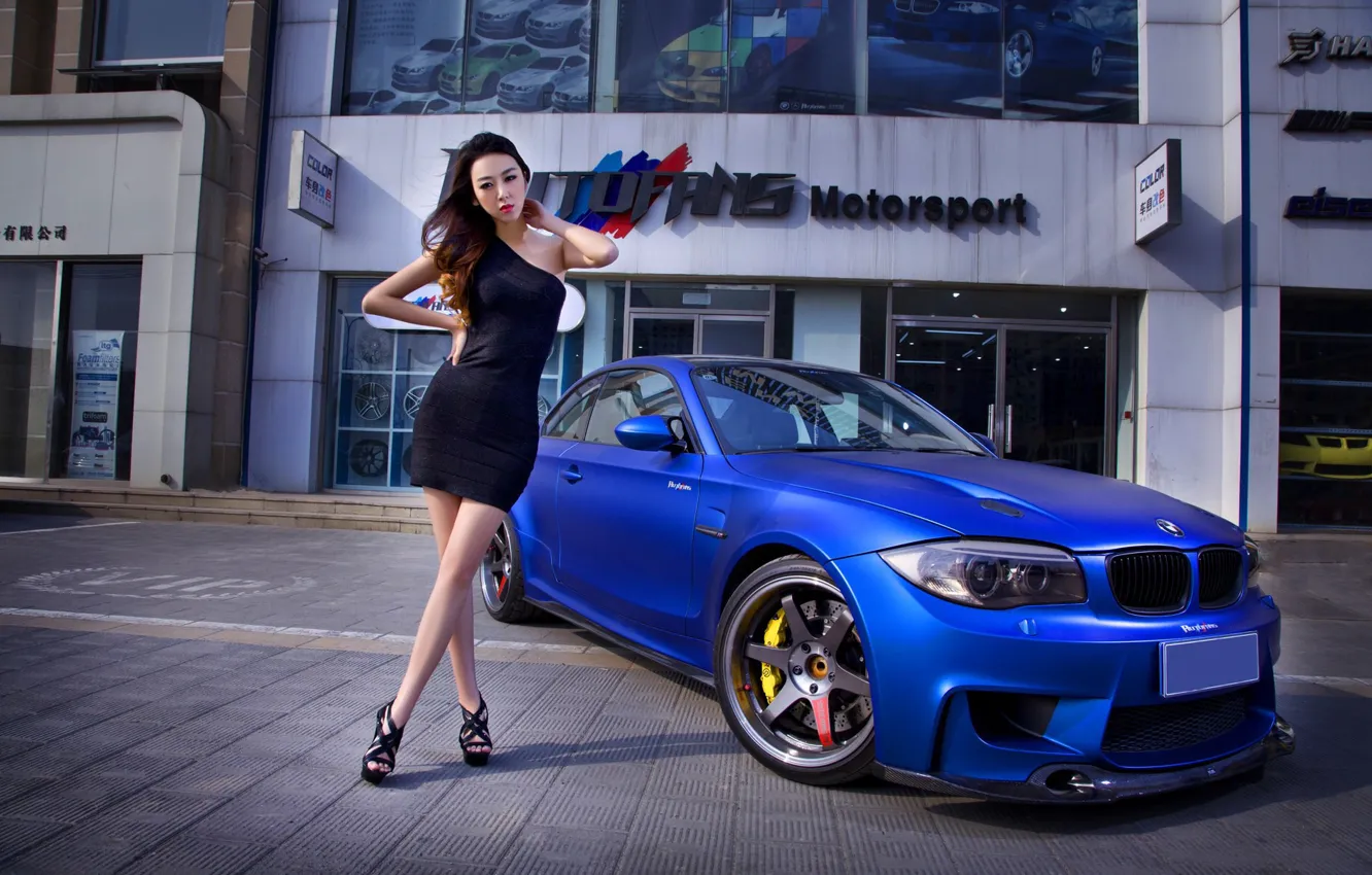 Фото обои взгляд, Девушки, BMW, платье, азиатка, красивая девушка, синий авто