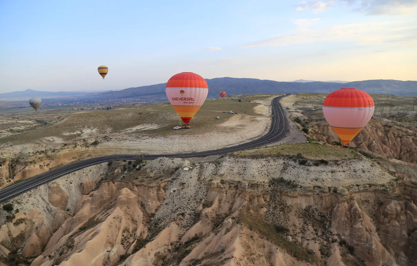 Фото обои дорога, небо, горы, воздушный шар, Турция, Каппадокия