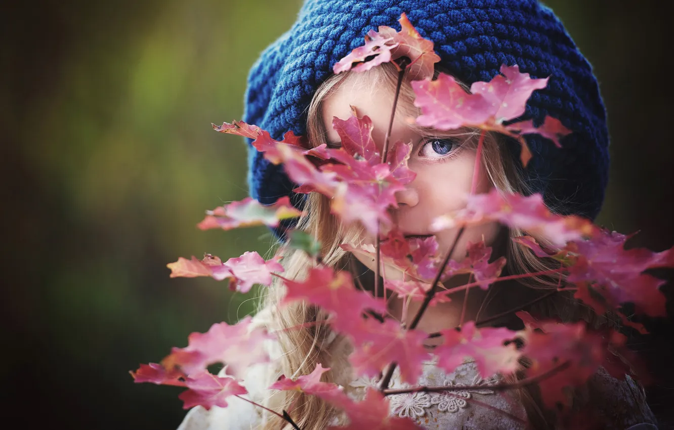 Фото обои листья, девочка, шапочка, боке