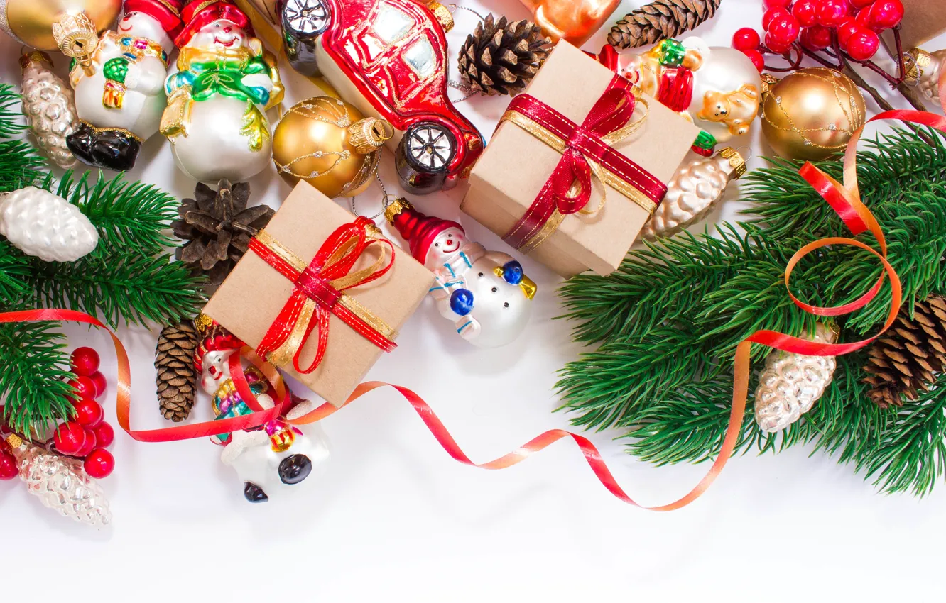 Фото обои шарики, ветки, праздник, игрушки, подарки, Новый год, снеговики, машинка