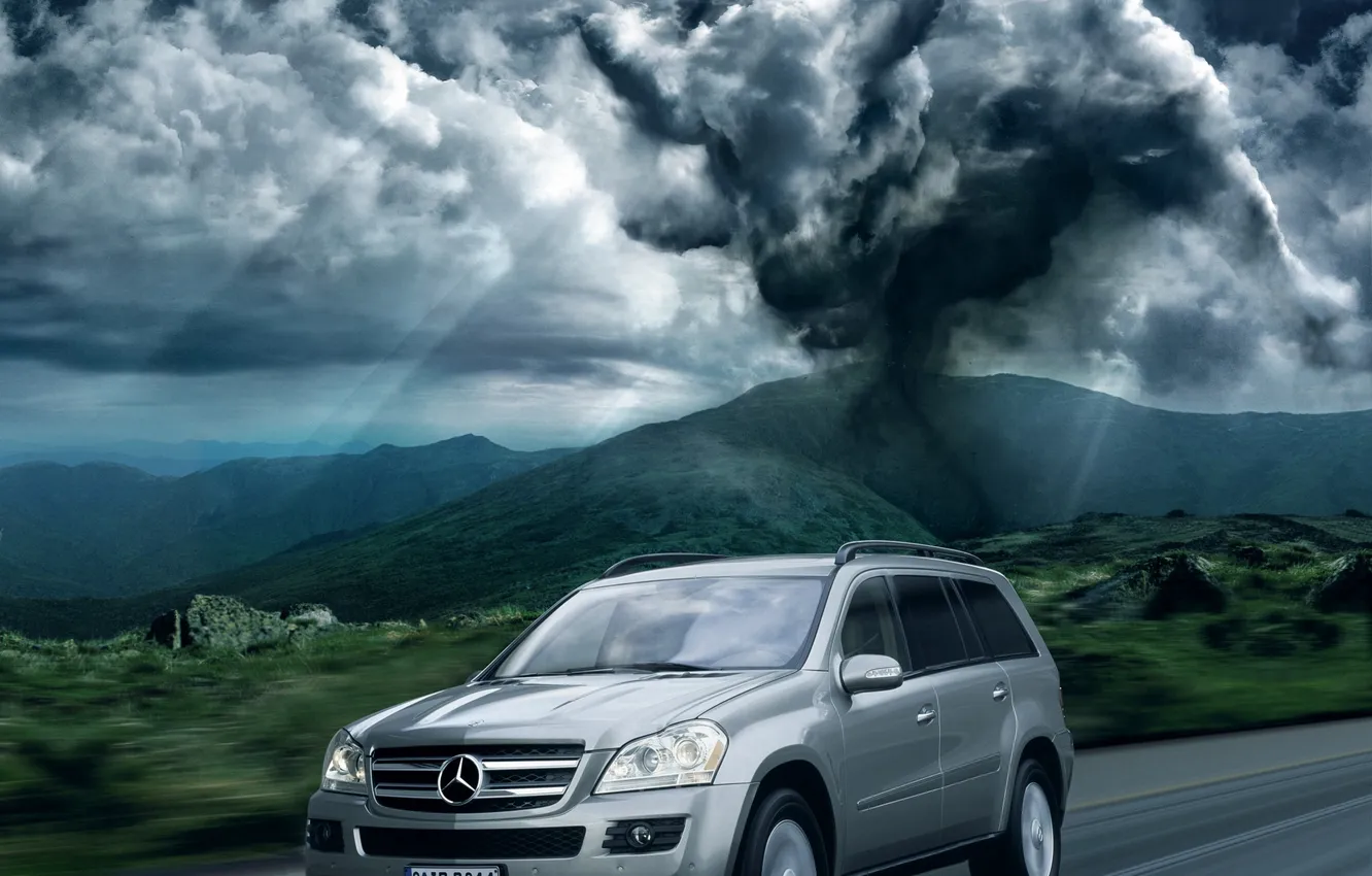 Фото обои дорога, небо, страх, скорость, трасса, ураган, буйвол, mercesed