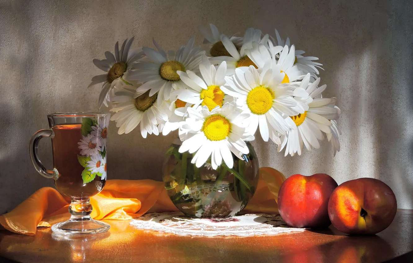 Фото обои цветы, фото, чай, бокал, ромашки, утро, фрукты, натюрморт