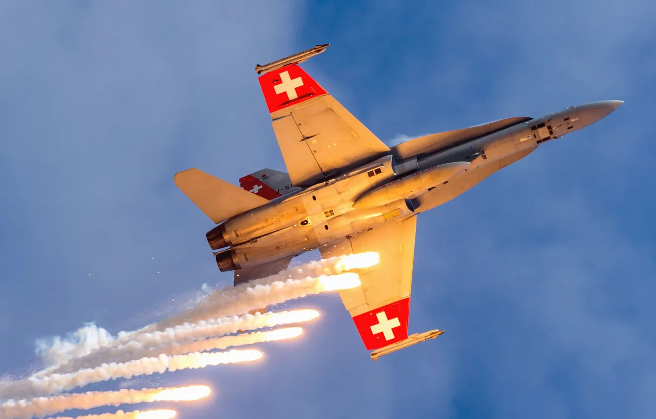 Фото обои Истребитель, ЛТЦ, ВВС Швейцарии, F/A-18 Hornet, Тепловая ловушка