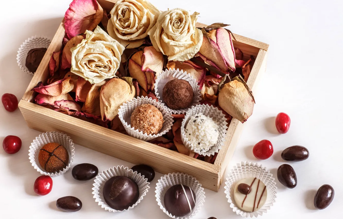 Фото обои коробка, розы, шоколадные конфеты