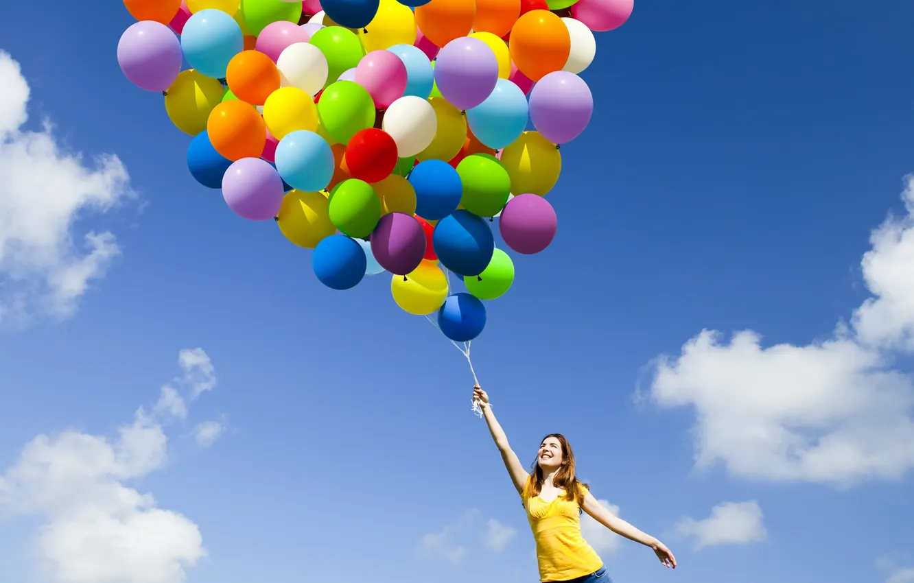 Фото обои небо, девушка, облака, радость, воздушные шары, шатенка, маечка