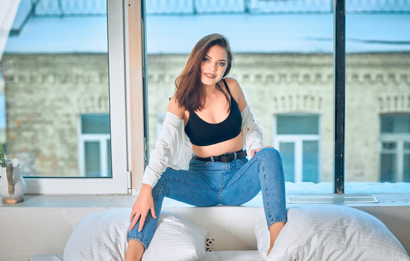 Фото обои взгляд, девушка, поза, джинсы, окно, топик, на подоконнике, Григорий Поздняков