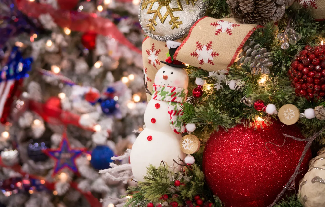 Фото обои праздник, игрушки, новый год, ель, снеговик, декор