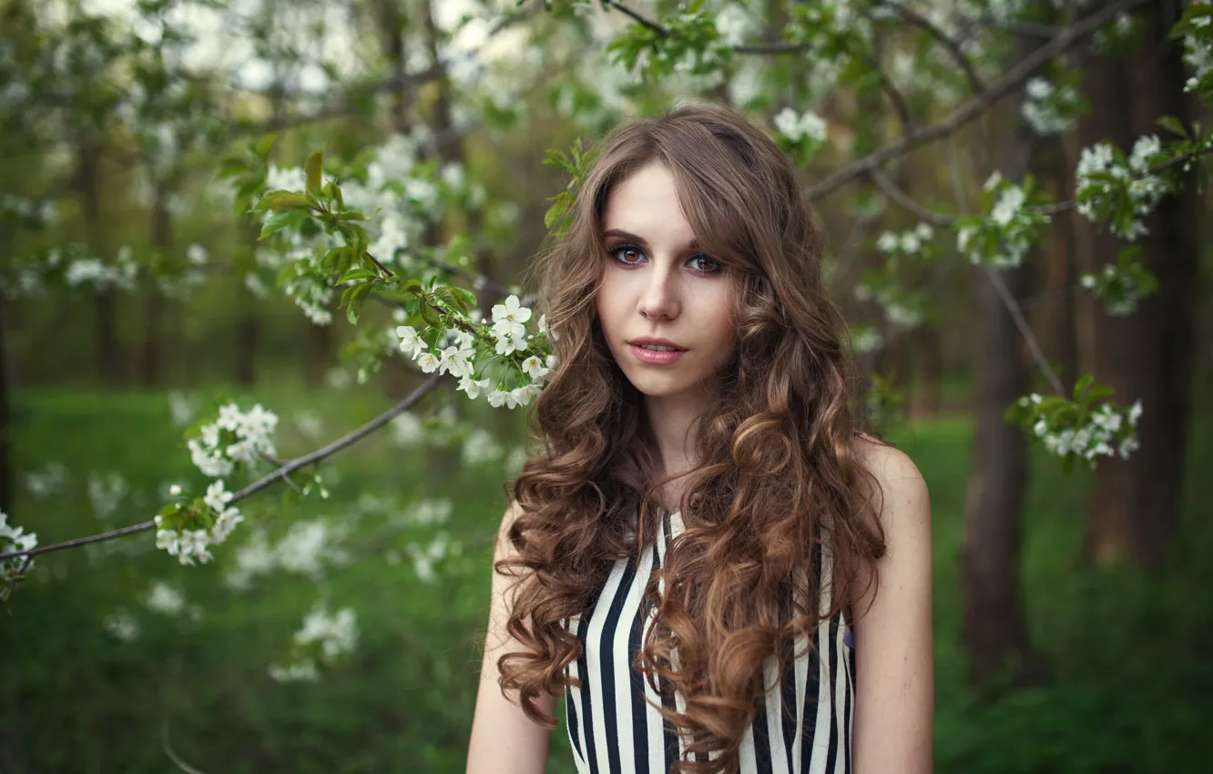 Фото обои девушка, цветы, модель, шатенка, прелесть, кудри, цветение, beauty