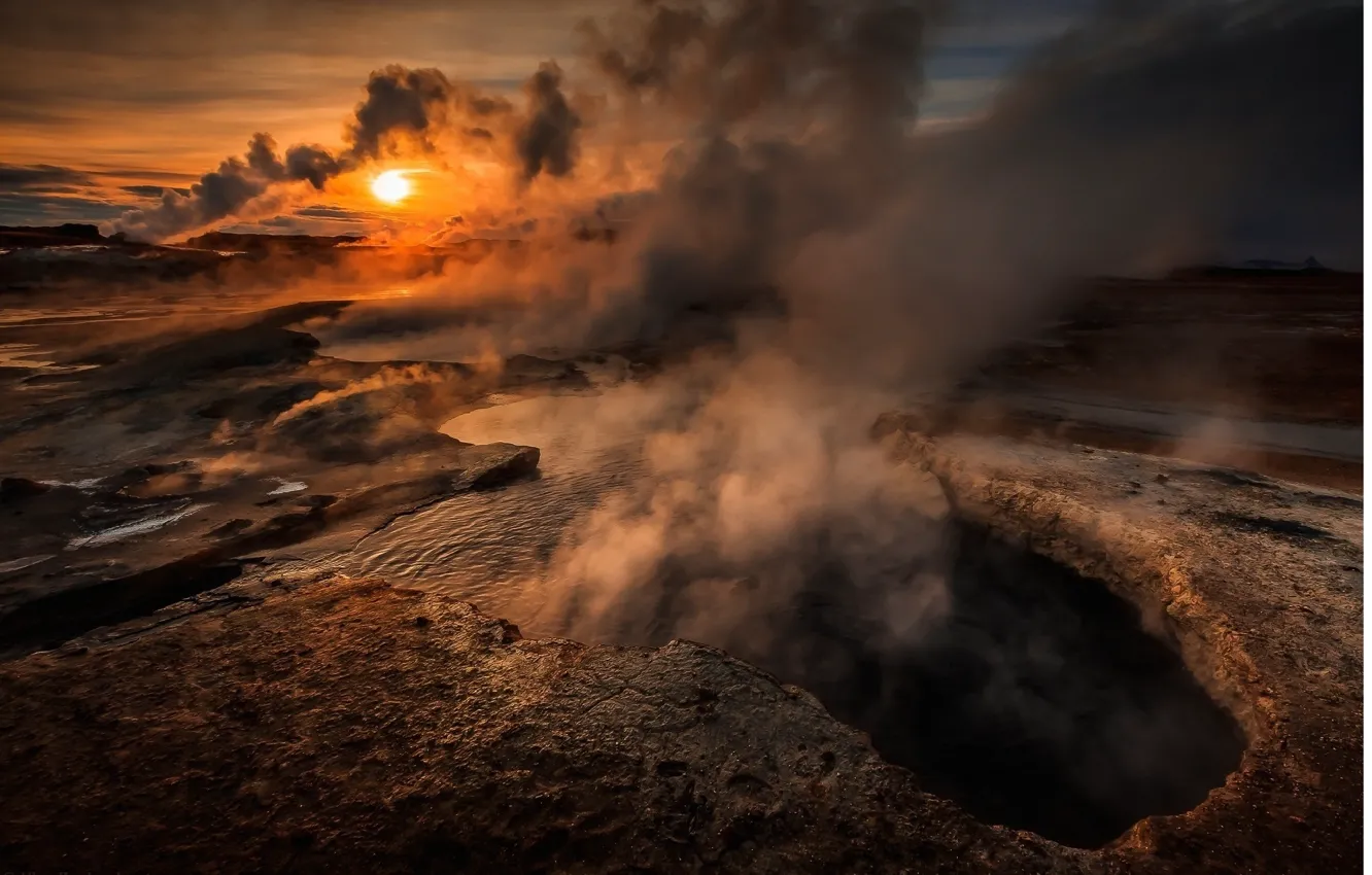 Фото обои солнце, закат, озеро, дым, гора, вулкан, расщелина, пар