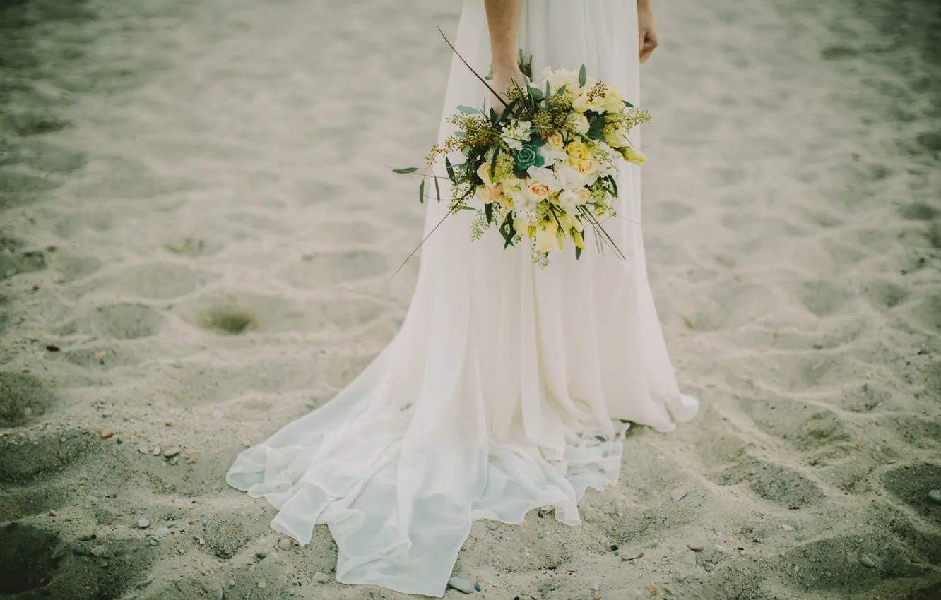 Фото обои песок, пляж, цветы, белое, букет, платье, невеста