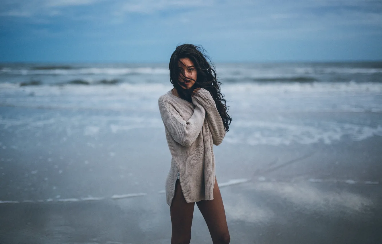 Фото обои пляж, девушка, ветер, брюнетка, локоны