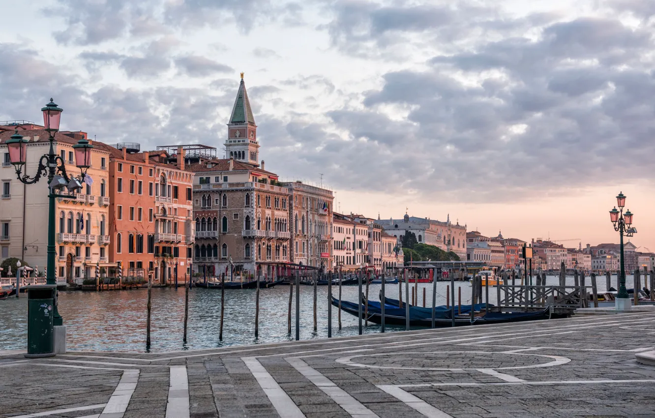 Фото обои город, дома, лодки, фонари, Италия, Венеция, набережная, Гранд-канал