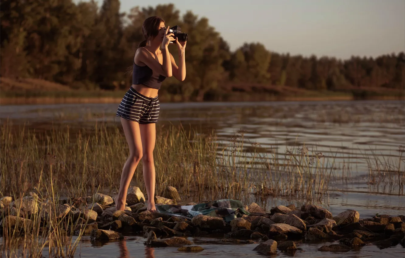 Фото обои forest, sky, hot girl, trees, nature, sunset, camera, rocks